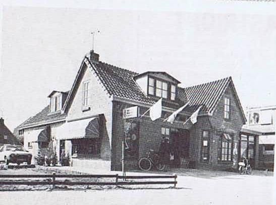 De winkel en bakkerij op de Voorweg 33 in Damwoude De winkel en bakkerij op de Voorweg 33 in Damwoude